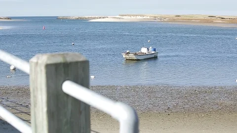 Harbormaster boat with railing in foreground, day. Vídeo Stock 105864478