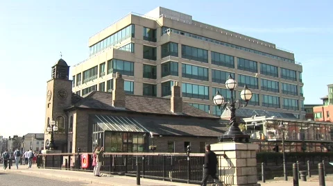 Harbourmaster Pub, IFSC, Dublin 库存影片 400048
