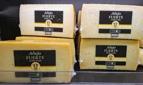 Hard aged cheese made from sheep's milk available in Mercadona supermarket .. Foto stock
