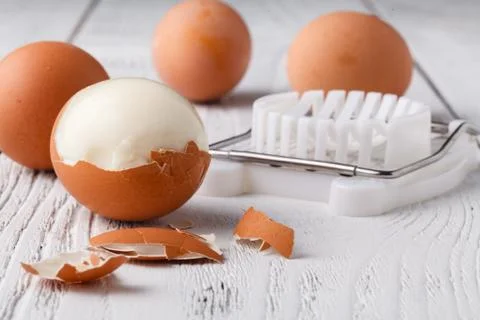 Hard boiled egg sliced on egg cutter Stock-Fotos