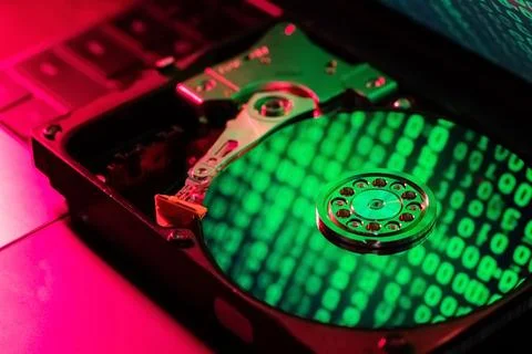 On the hard disk, the binary code is displayed in green numbers Stockfoto's
