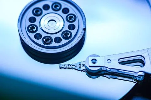  Hard disk drive reading data with blue light reflecting on the platter su... 스톡 사진