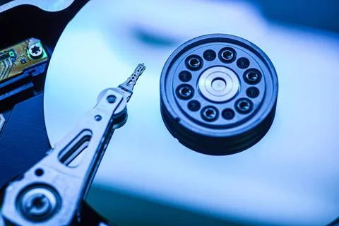  Hard disk drive reading data with blue light, macro close-up of actuator ... 스톡 사진