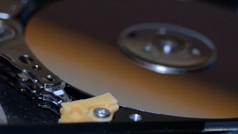  Hard disk, work from the inside, disassembly, disk rotation, head reading, macr Vídeo Stock 102057410