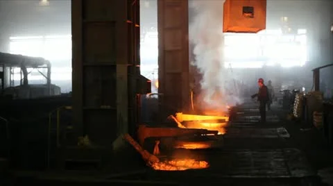 Hard, manual work in a foundry. Vidéo 24650746