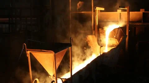 Hard, manual work in a foundry. Video stock 24650835
