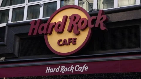 Hard Rock Cafe logo on the building front, establisher. Vídeo Stock 326566488