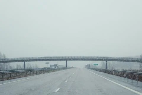 Hard snow fall on the road Foto stock