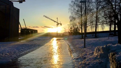 A hard sunlight shining through some industrial crains in the middle of Vidéo 124358086