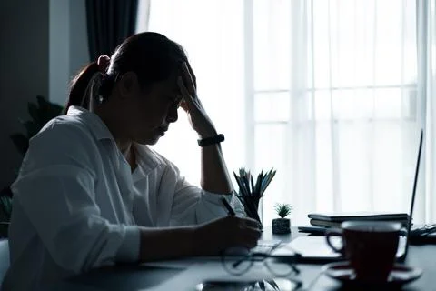 Hard think on analysis in the work. Young asian business woman is working o.. Foto stock