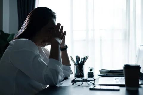 Hard think on analysis in the work. Young asian business woman is working o.. Foto stock