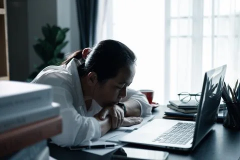 Hard think on analysis in the work. Young asian business woman is working o.. Foto stock