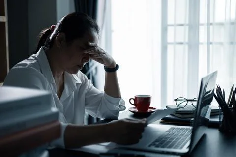 Hard think on analysis in the work. Young asian business woman is working o.. Foto stock