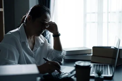 Hard think on analysis in the work. Young asian business woman is working o.. Foto stock