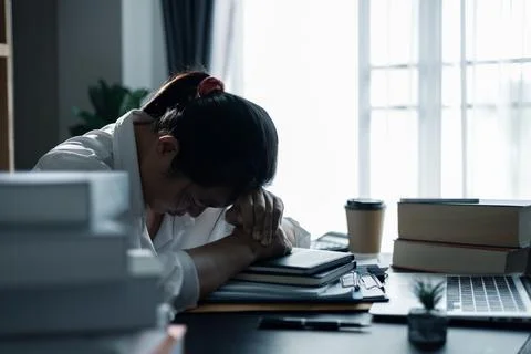 Hard think on analysis in the work. Young asian business woman is working o.. Foto stock