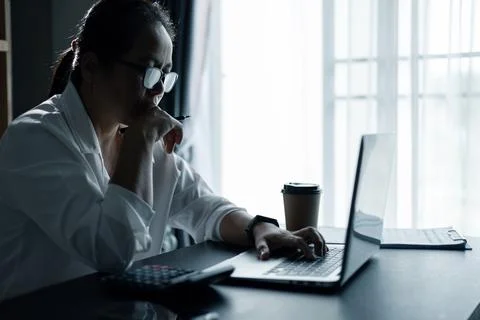 Hard think on analysis in the work. Young asian business woman is working o.. Foto stock
