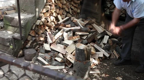 Hard working old man, countryside, farmer chopping firewood with axe Vídeos de archivo 41266501