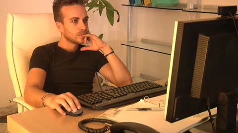 Hard working young man think on problem solution. Video stock 31609632