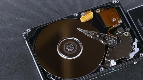Harddisk moving head writing data on disc Stock Footage 162169080