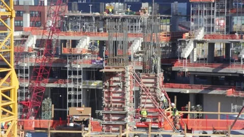 Hardhat workers at big construction site Video stock 187764185