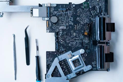 Hardware engineer technology maintenance. Computer chip electronic repair. Ma Foto stock