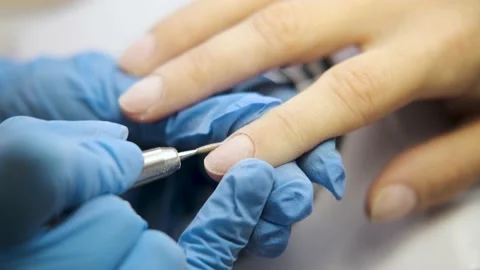 Hardware manicure. processing nails with a milling cutter. nail care. Vidéo 229880897