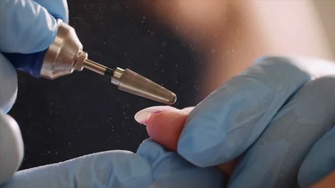 Hardware removal of the old shellac from the nails in the salon by the master. Stock Footage 110797961