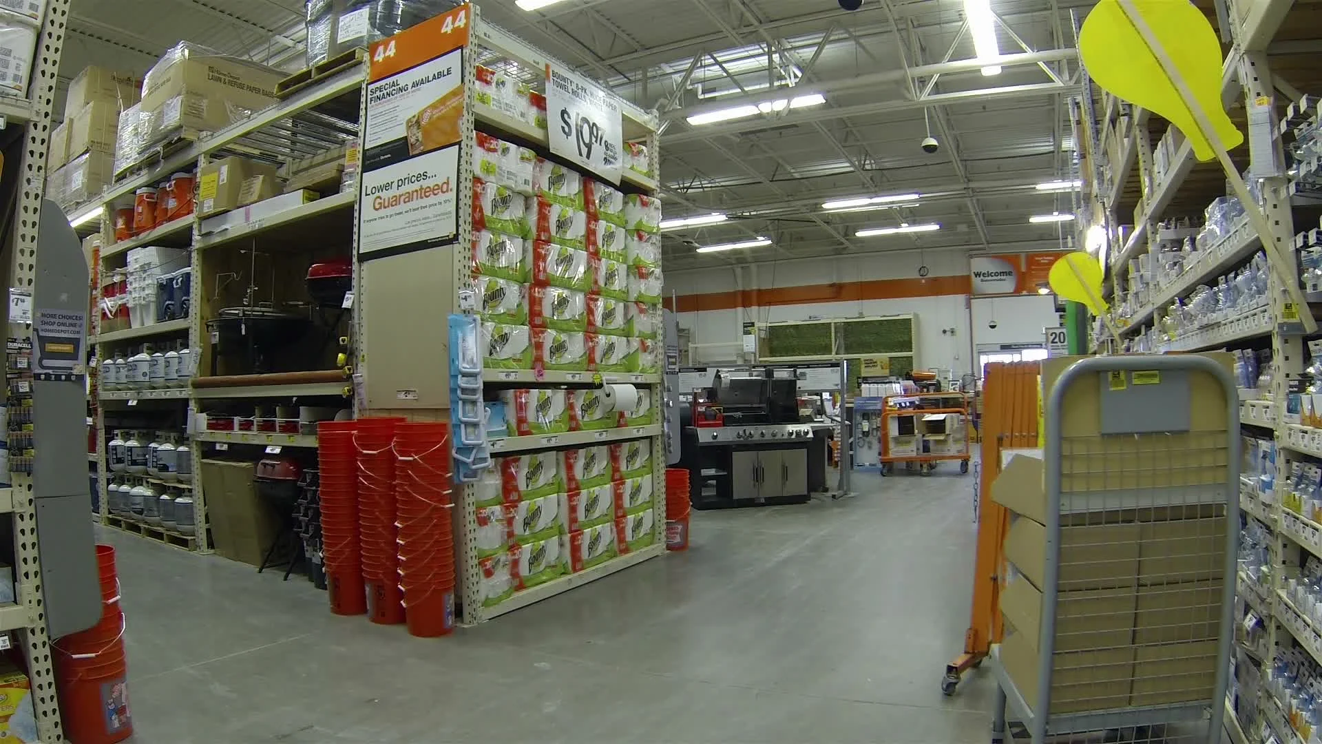 Aisle in a Home Depot hardware store – Stock Editorial Photo