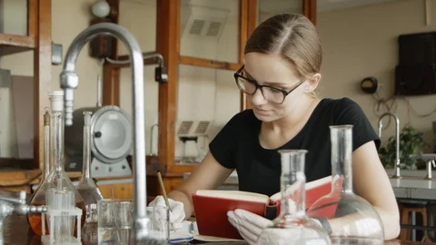 Hardworking caucasian student studies for a class in her chemistry classroom. Stockbeeldmateriaal 113347642