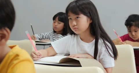 Hardworking student studies for a class in her school. Vídeos de archivo 111406062