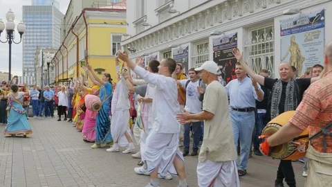 Hare Krishna devotees with hands held high, singing and dancing through the s 스톡 동영상 87352157