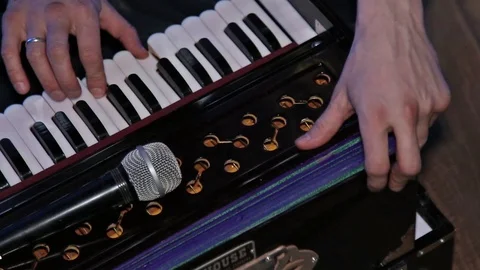 Hare Krishna Man Playing Traditional Indian Instrument Harmonium Close-up. Vídeo Stock 103956083