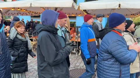 Hare Krishna procession moves through Copenhagen streets. Vidéo 343384372
