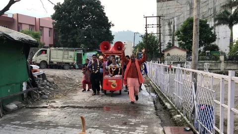 Hare Krishna Procession in Rishikesh 스톡 동영상 120280177