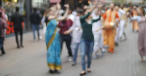 Hare Krishnas in Carnaby st, shallow focus 4K Vídeos de archivo 39833018