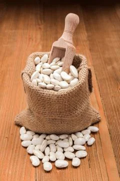 Haricot beans in burlap bag Foto stock