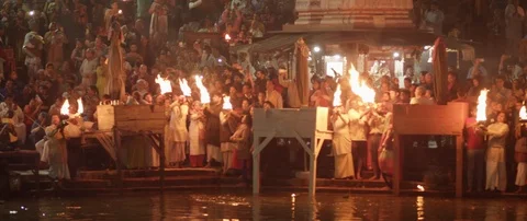 Haridwar har ki pauri aarti panning shot Stock Footage