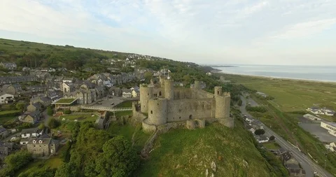 Harlech Castle fly over with sea in background Stockbeeldmateriaal 90010989