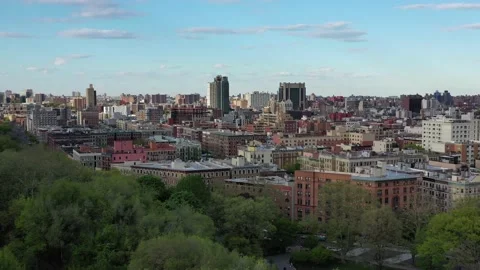 Harlem rooftops extend north from the edge of Central Park Vídeo Stock 130227928