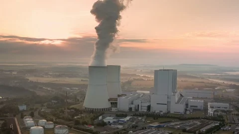 Harmful emissions from coal-fired power plants adversely affect the environment Vídeos de archivo 113396099