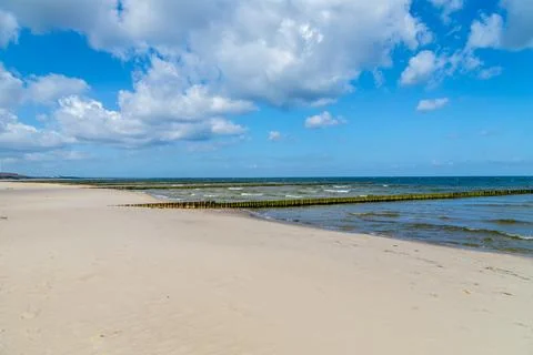 Harmonic pattern of sandy beach with wind and wave breaker at the baltic se.. 스톡 사진