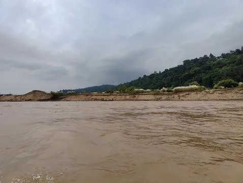 A Harmonious Encounter with White Beach Structures on the Sandy Shores Foto stock