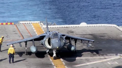 Harrier and helicopter operations off the flight deck of the USS Peleliu (LHA-5) 動画素材 50049786