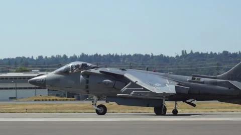 Harrier Taxis down runway Stockbeeldmateriaal 44335983
