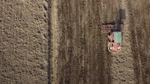 Harrowing the soil with old caterpillar tractor Vídeos de archivo 149254529