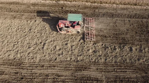 Harrowing the soil with old caterpillar tractor Видео 149262236
