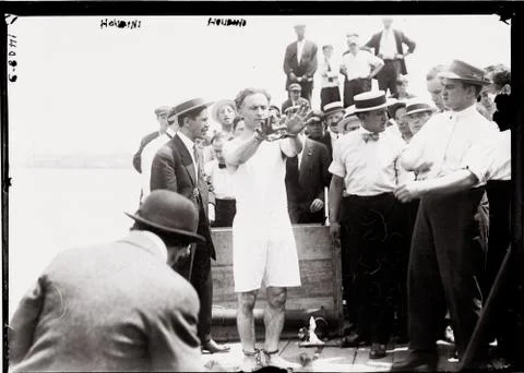 Harry Houdini performs for crowd Foto stock