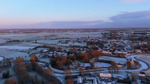 Harsh cold winter scene of a quite Lincolnshire village covered in early Vidéo 334315709