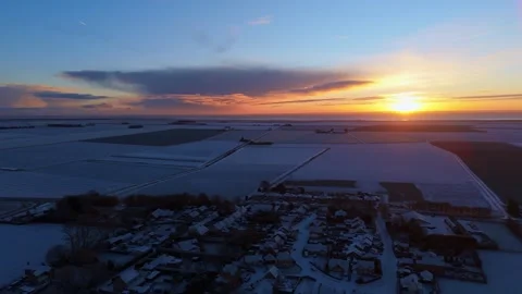 Harsh cold winter scene of a quite Lincolnshire village covered in early Vidéo 334315720