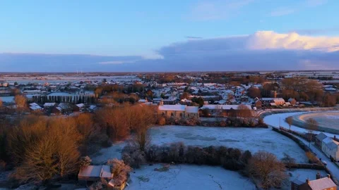 Harsh cold winter scene of a quite Lincolnshire village covered in early Vidéo 334316550